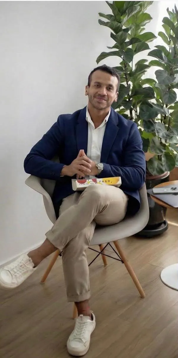 Adriano Silva sentado no consultório