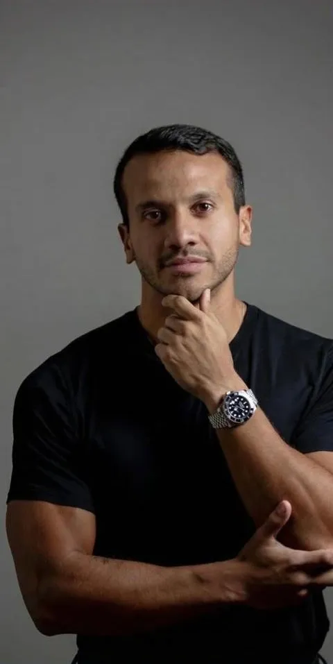 Adriano Silva em retrato de estúdio